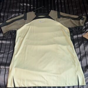 Women’s Dry fit Nike shirt
Slim Fit
XL